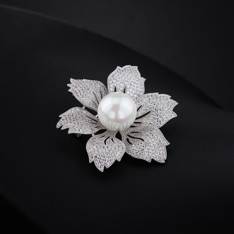 Luxuriöse Bauhinia-Brosche für Frauen mit heller Perle