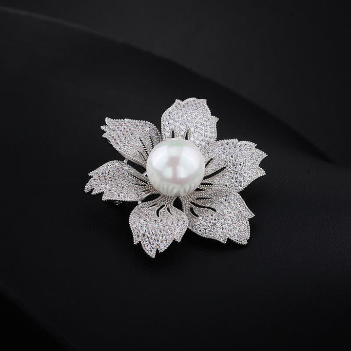 Luxuriöse Bauhinia-Brosche für Frauen mit heller Perle