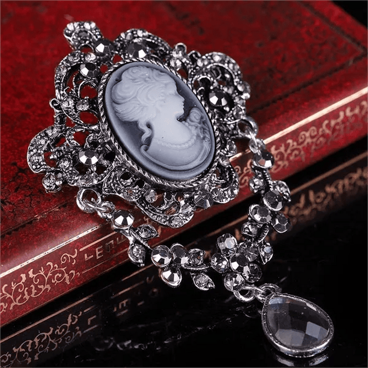 Damen-Brosche „Maiden Cameo Teardrop“.