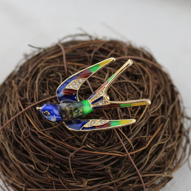 Niedliche Damenbrosche mit Emaille-Schwalbe
