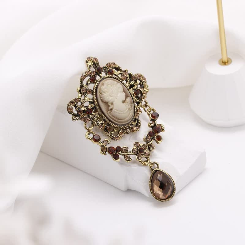 Damen-Brosche „Maiden Cameo Teardrop“.