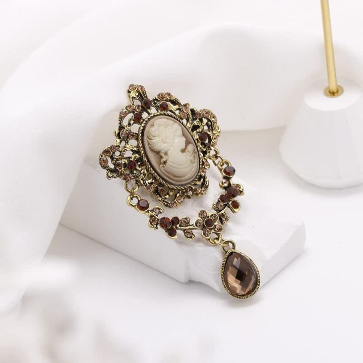 Damen-Brosche „Maiden Cameo Teardrop“.