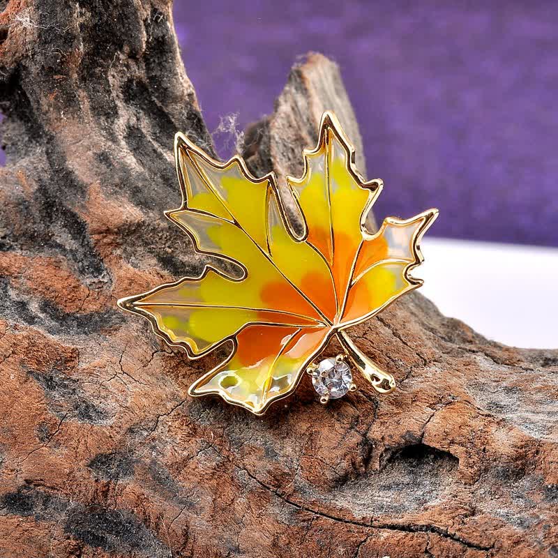 Herbst-Goldahornblatt-Brosche für Frauen
