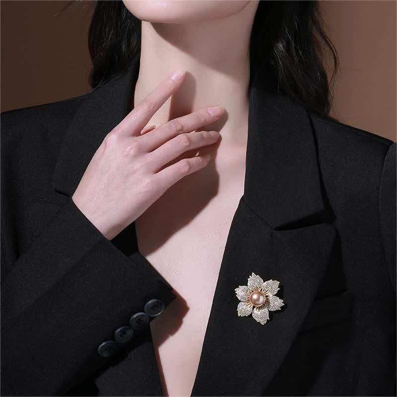 Luxuriöse Bauhinia-Brosche für Frauen mit heller Perle