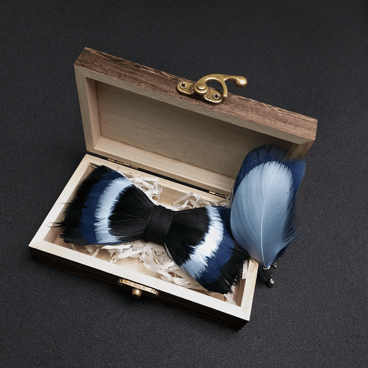 Schwarze &amp; Blaue Federfliege mit Reversnadel