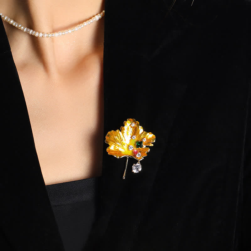 Goldene Ahornblatt-Brosche für Frauen