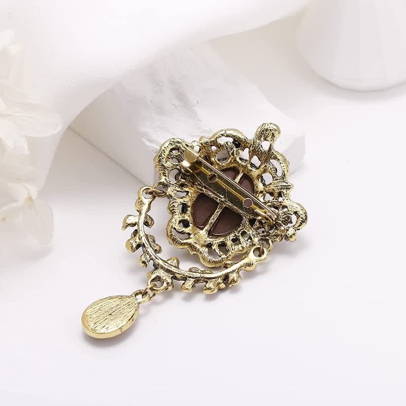 Damen-Brosche „Maiden Cameo Teardrop“.