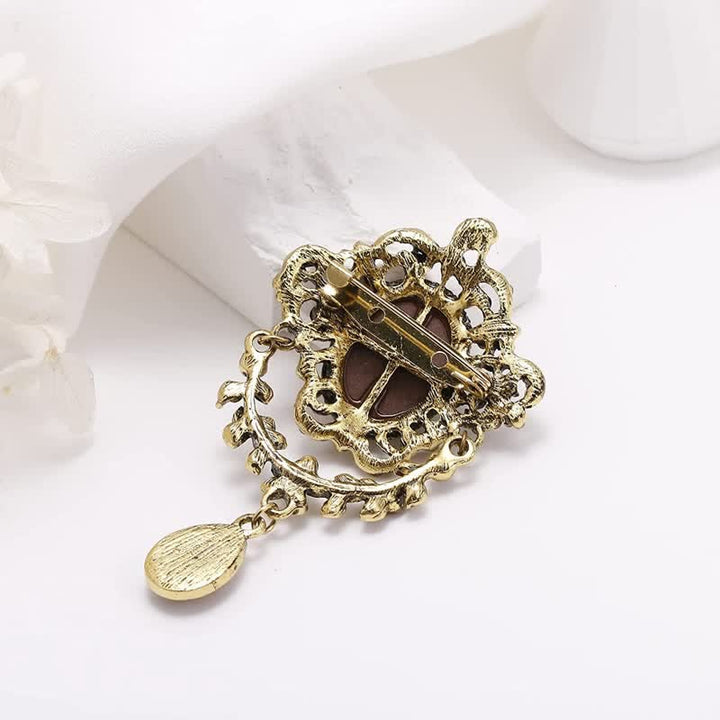Damen-Brosche „Maiden Cameo Teardrop“.