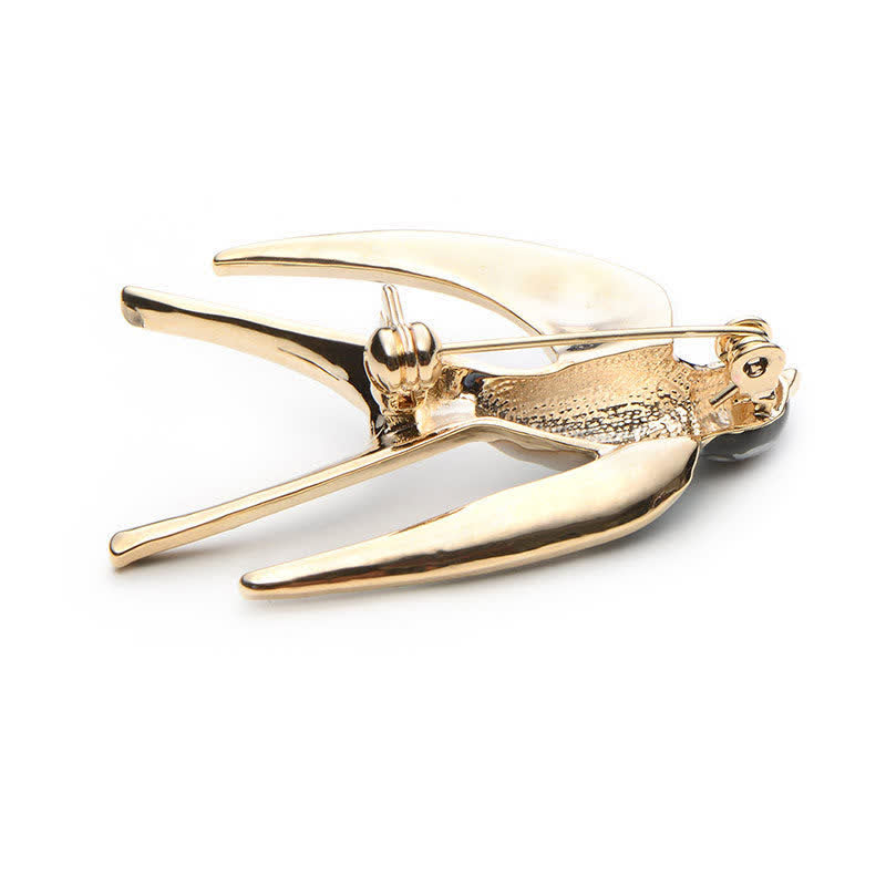 Niedliche Damenbrosche mit Emaille-Schwalbe