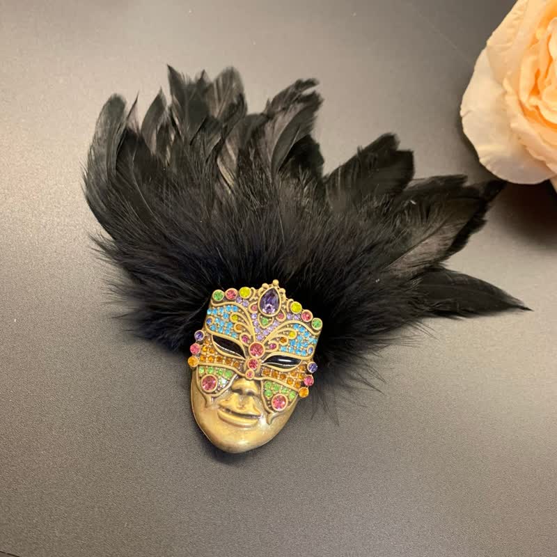 Primitive Stämme Maske Feder Brosche