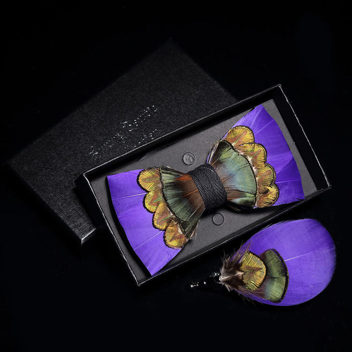 Lila-grüne Fliege mit königlichen Federn und Anstecknadel - image 3