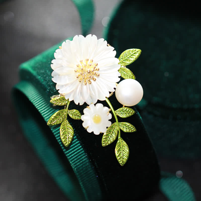 Romantische Gänseblümchen-Muschelperlen-Brosche für Frauen