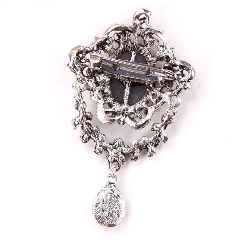 Damen-Brosche „Maiden Cameo Teardrop“.
