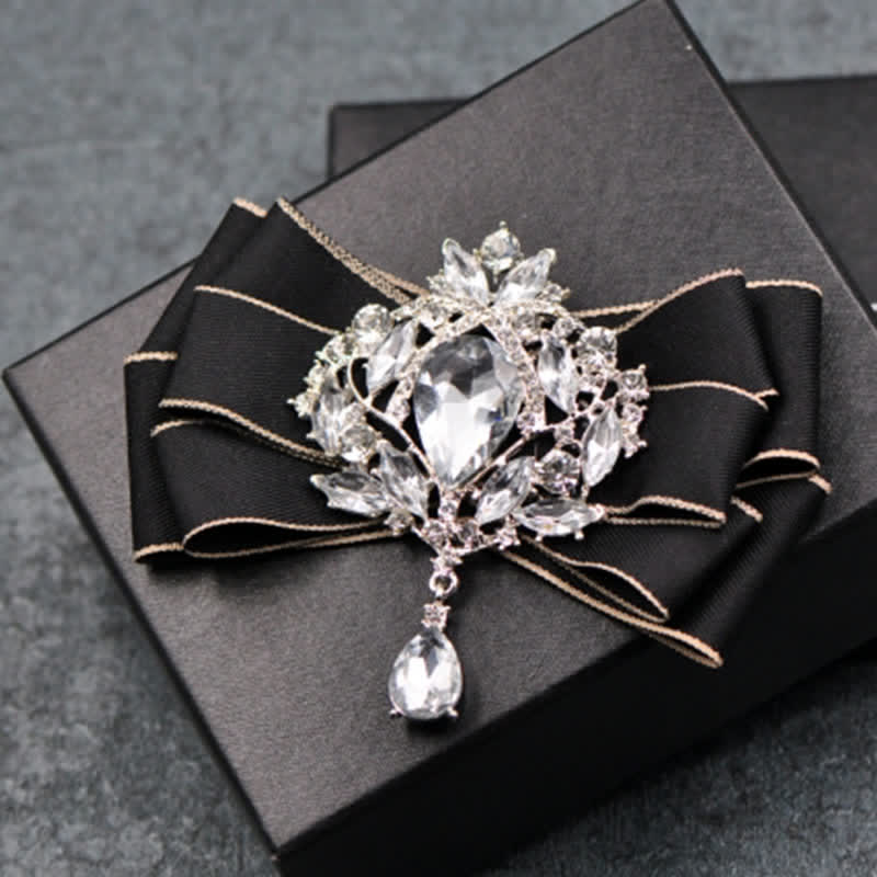 3er-Set gestreifte Anstecknadel mit Strass und Fliege