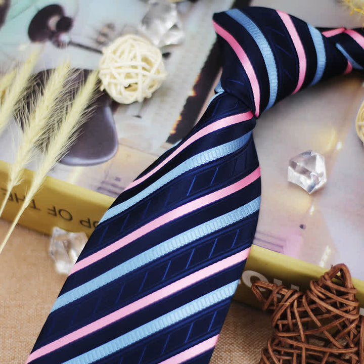 Klassische Herren-Krawatte mit blau-rosa Streifen im Verlauf
