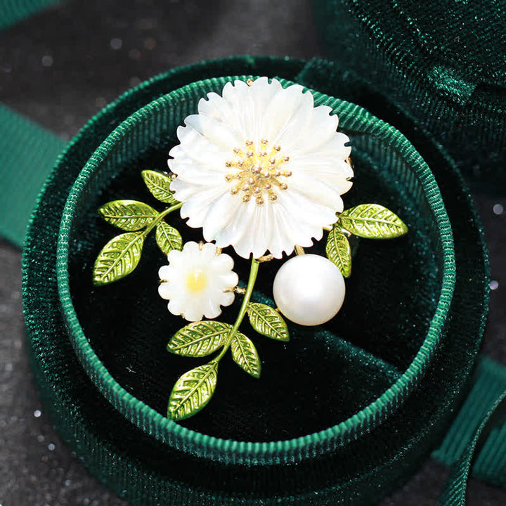 Romantische Gänseblümchen-Muschelperlen-Brosche für Frauen