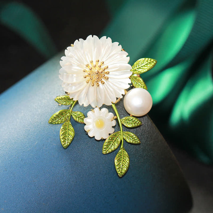 Romantische Gänseblümchen-Muschelperlen-Brosche für Frauen