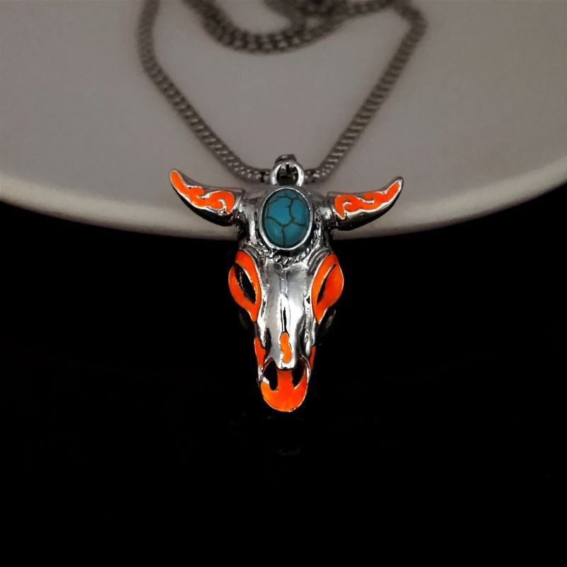 Vintage Western-Halskette für Herren mit leuchtendem Stierschädel - Orange - image 6