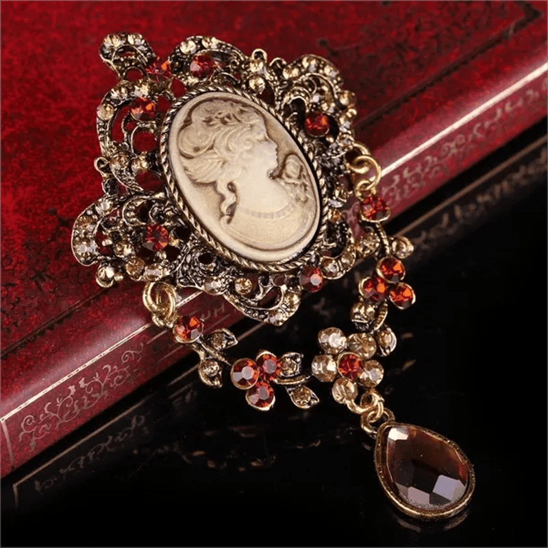 Damen-Brosche „Maiden Cameo Teardrop“.
