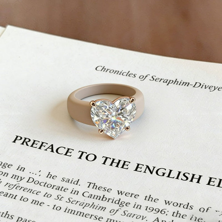 Herzförmiger Zirkonia-Ring aus weichem, hypoallergenem Silikon - Beige & Weiß - US 10 - image 3